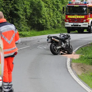 Motorradfahrer gerät in Struvenhütten auf Gegenfahrbahn – dort kollidiert er mit einem Auto.