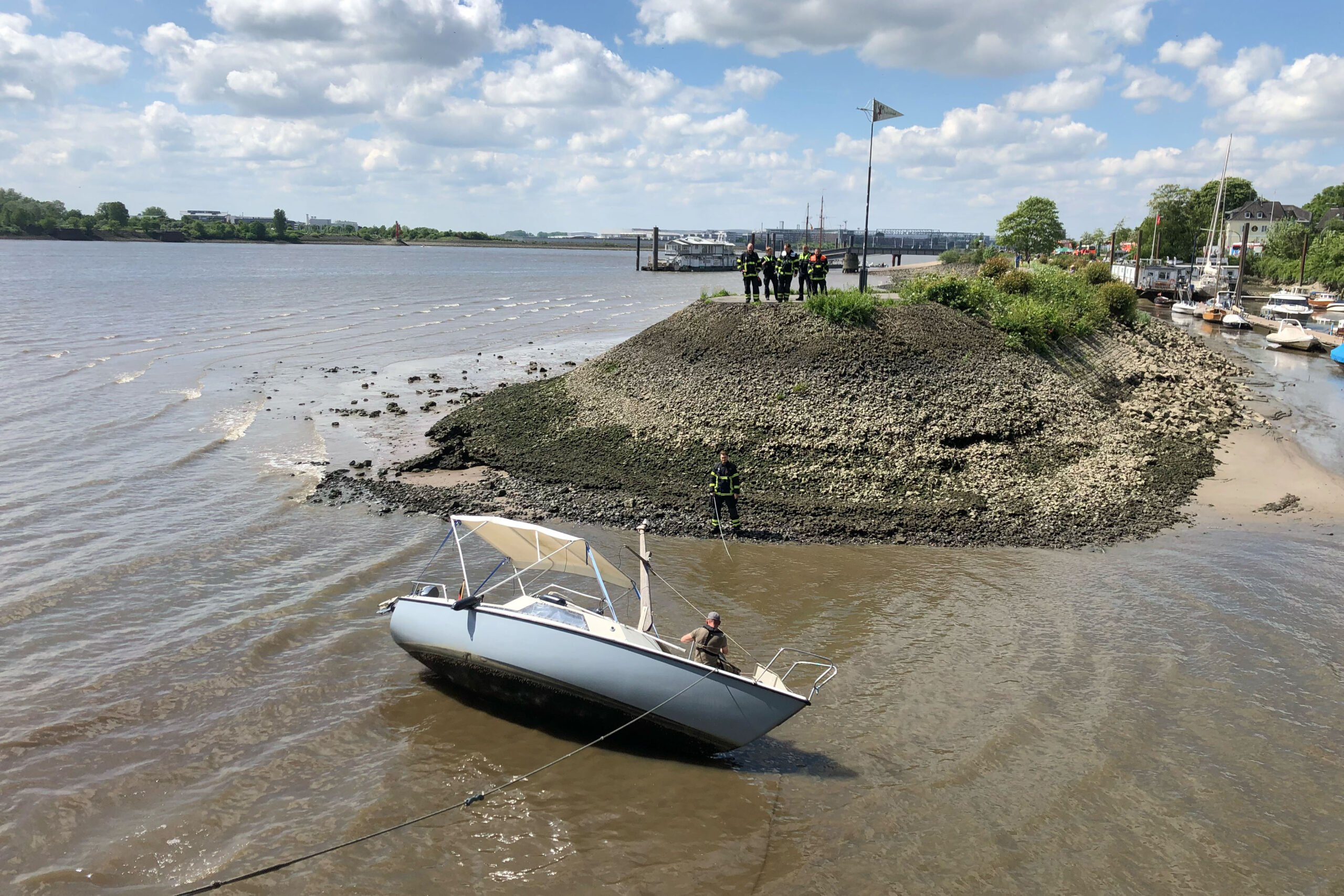 Bootführer will bei ablaufend Wasser auf die Elbe schippern und läuft auf Grund