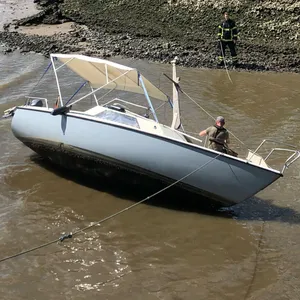 Bootführer will bei ablaufend Wasser auf die Elbe schippern und läuft auf Grund