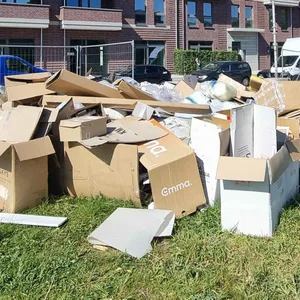 Vor den brandneuen Rotklinkerbauten stapelt sich seit Tagen der Müll.