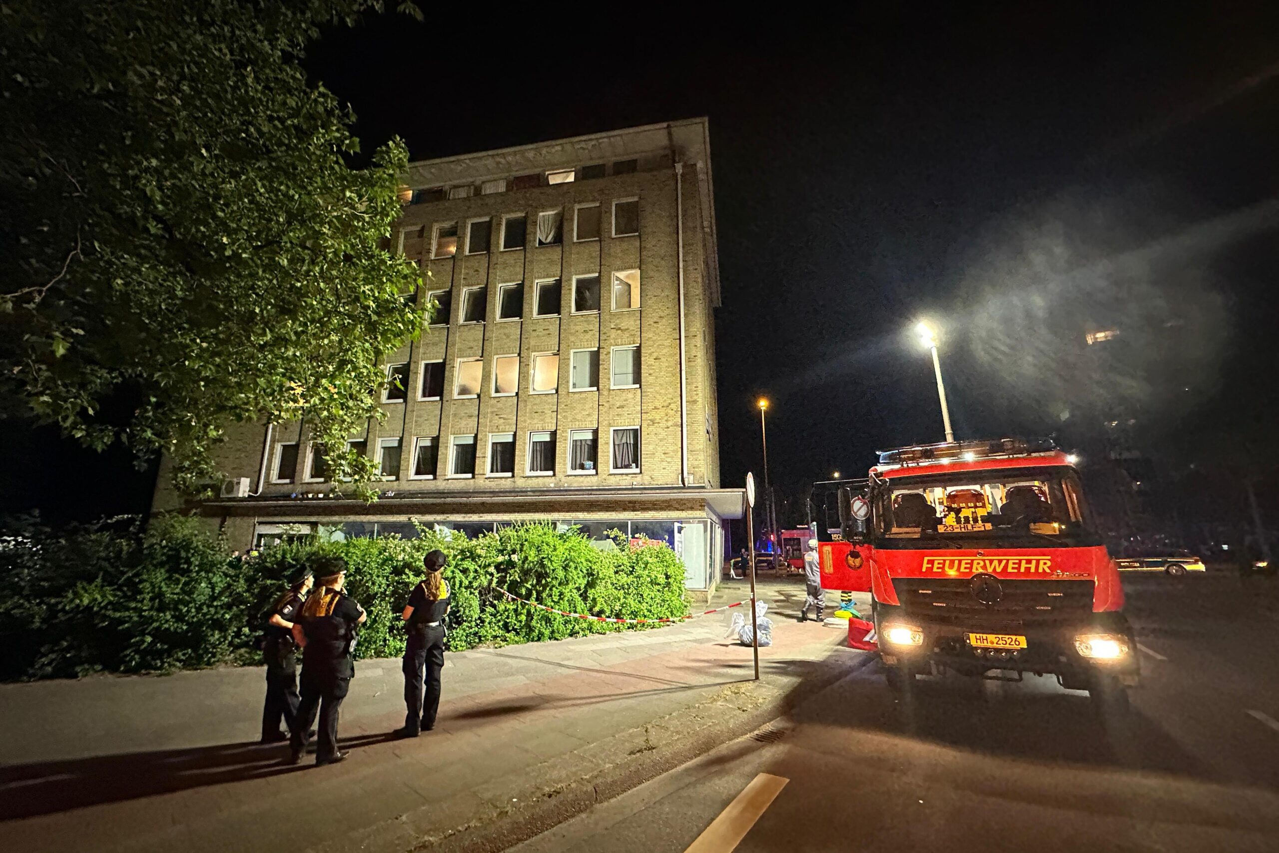 Brand in Bürohochhaus – Feuerwehr entdeckt illegales Wohnheim in Barmbek-Süd
