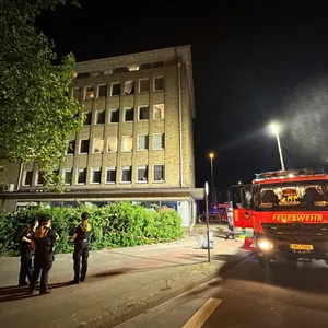 Brand in Bürohochhaus – Feuerwehr entdeckt illegales Wohnheim in Barmbek-Süd