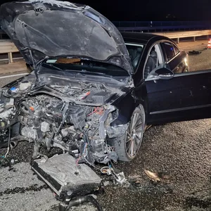 Das Auto wurde stark beschädigt.