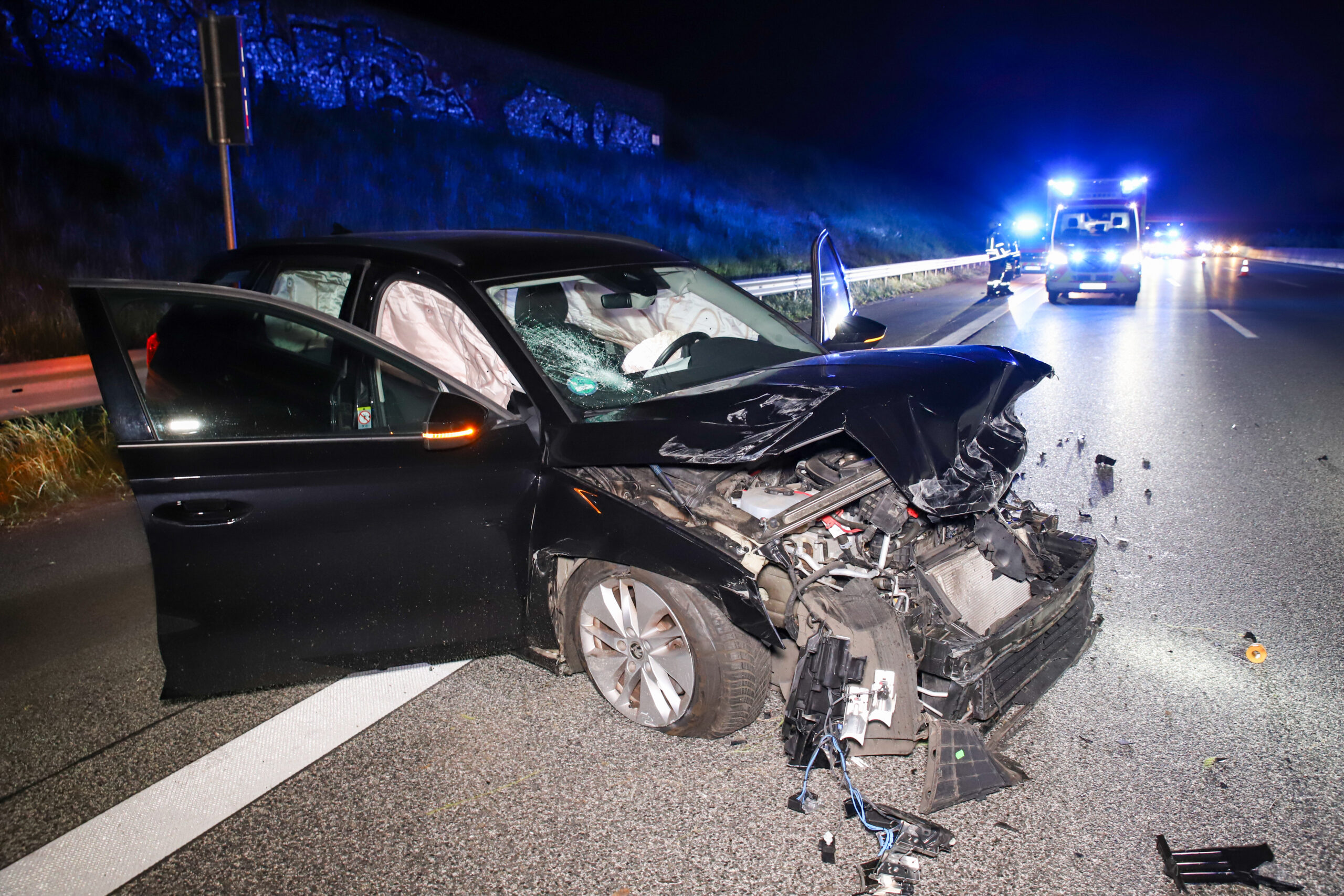 Der Wrack von dem Skoda auf der A7 bei Alveslohe.