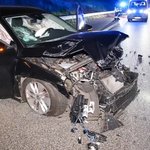 Der Wrack von dem Skoda auf der A7 bei Alveslohe.