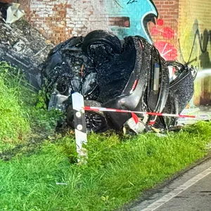 Im Landkreis Harburg: Tesla kracht gegen Brücke und geht in Flammen auf – Fahrer tot