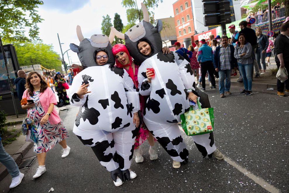 Frauen im Kuh-Kostüm