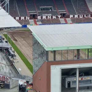Am Millerntor wird ein neuer Rasen verlegt