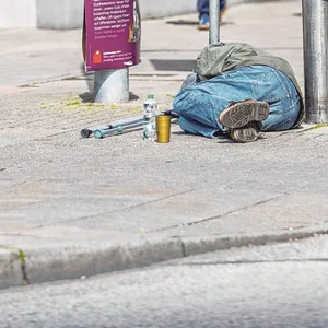 Aufgrund der Sicherheitspolitik am Hauptbahnhof werden immer mehr Obdachlose und Drogenabhängige in die umliegenden Stadtteile verdrängt.