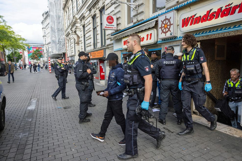 Zwei Personen wurden bei der Razzia am Mittwoch vorläufig mitgenommen.