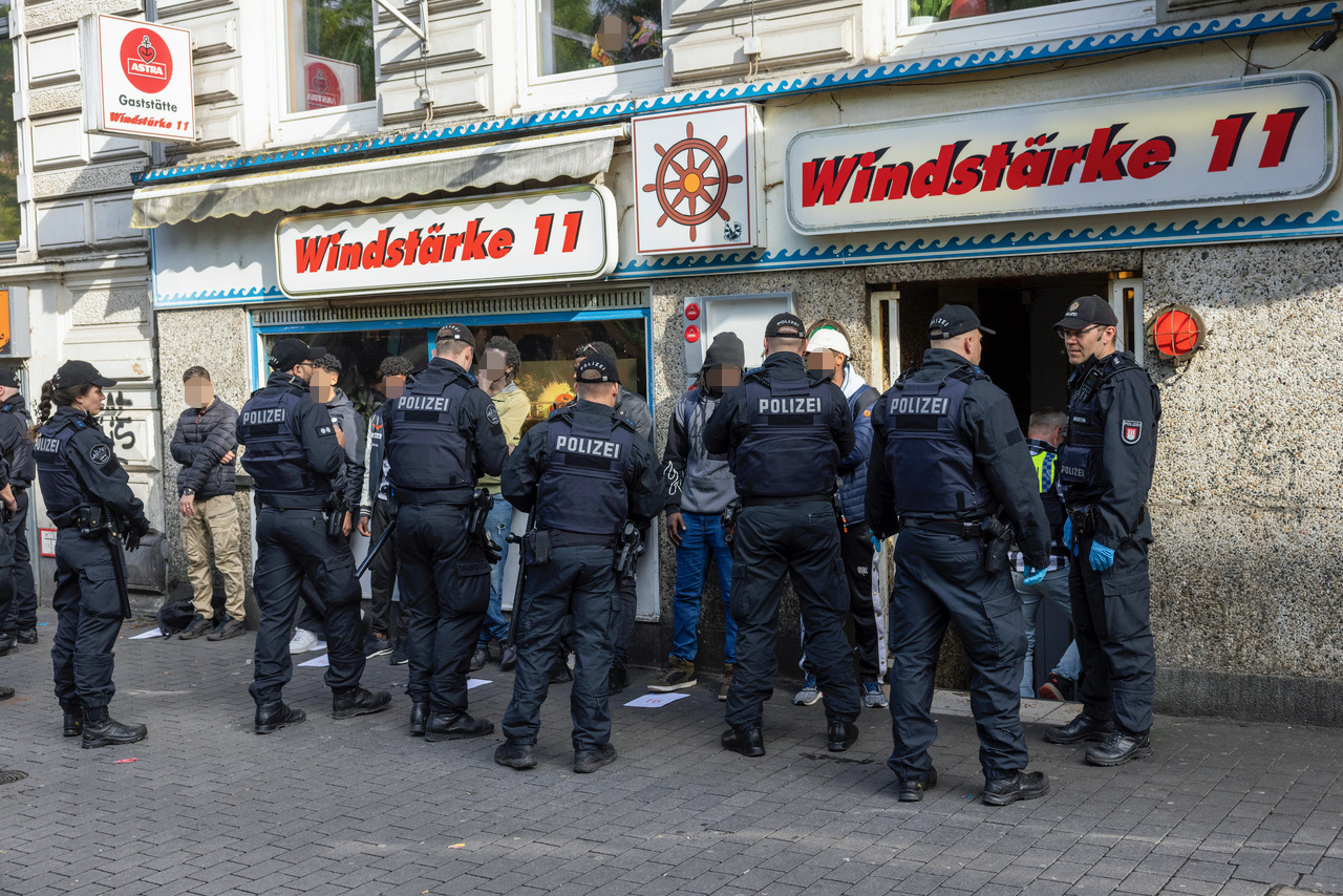 Am späten Mitwochnachmittag stürmte die Polizei die Kneipe „Windstärke 11“ am Hansaplatz.
