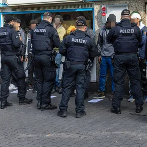 Am späten Mitwochnachmittag stürmte die Polizei die Kneipe „Windstärke 11“ am Hansaplatz.