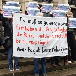 Protest vor dem Strafjustizgebäude gegen den G20 Prozess