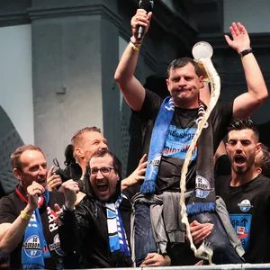 Steffen Baumgart feiert 2019 mit Paderborn den Bundesliga-Aufstieg
