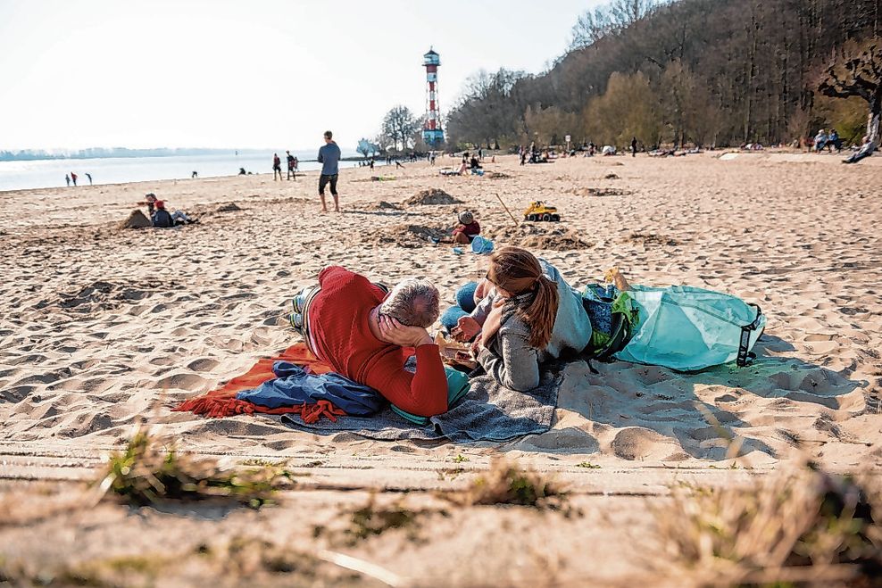 Menschen liegen an einem schönen Strand