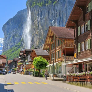 Ortsansicht von Lauterbrunnen mit dem Staubbachfall im Hintergrund.