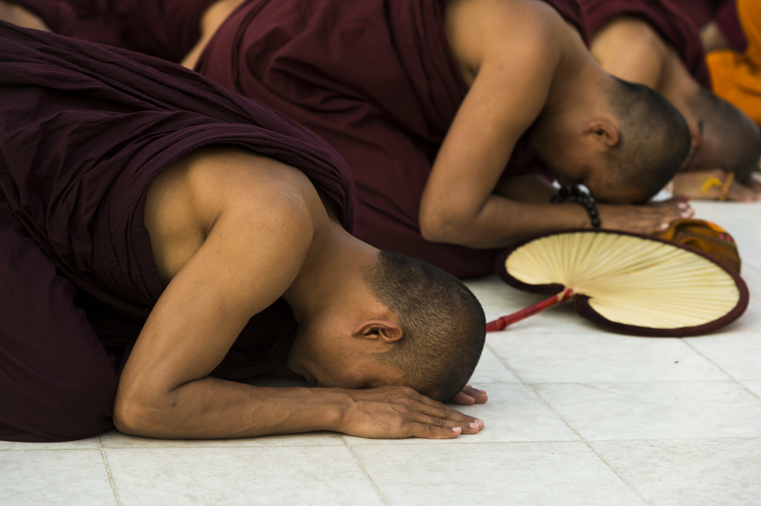 Buddhistische Mönche beim Gebet in einem Kloster in Myanmar (Symbolbild)