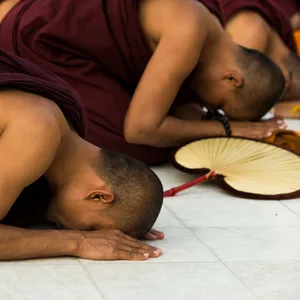 Buddhistische Mönche beim Gebet in einem Kloster in Myanmar (Symbolbild)