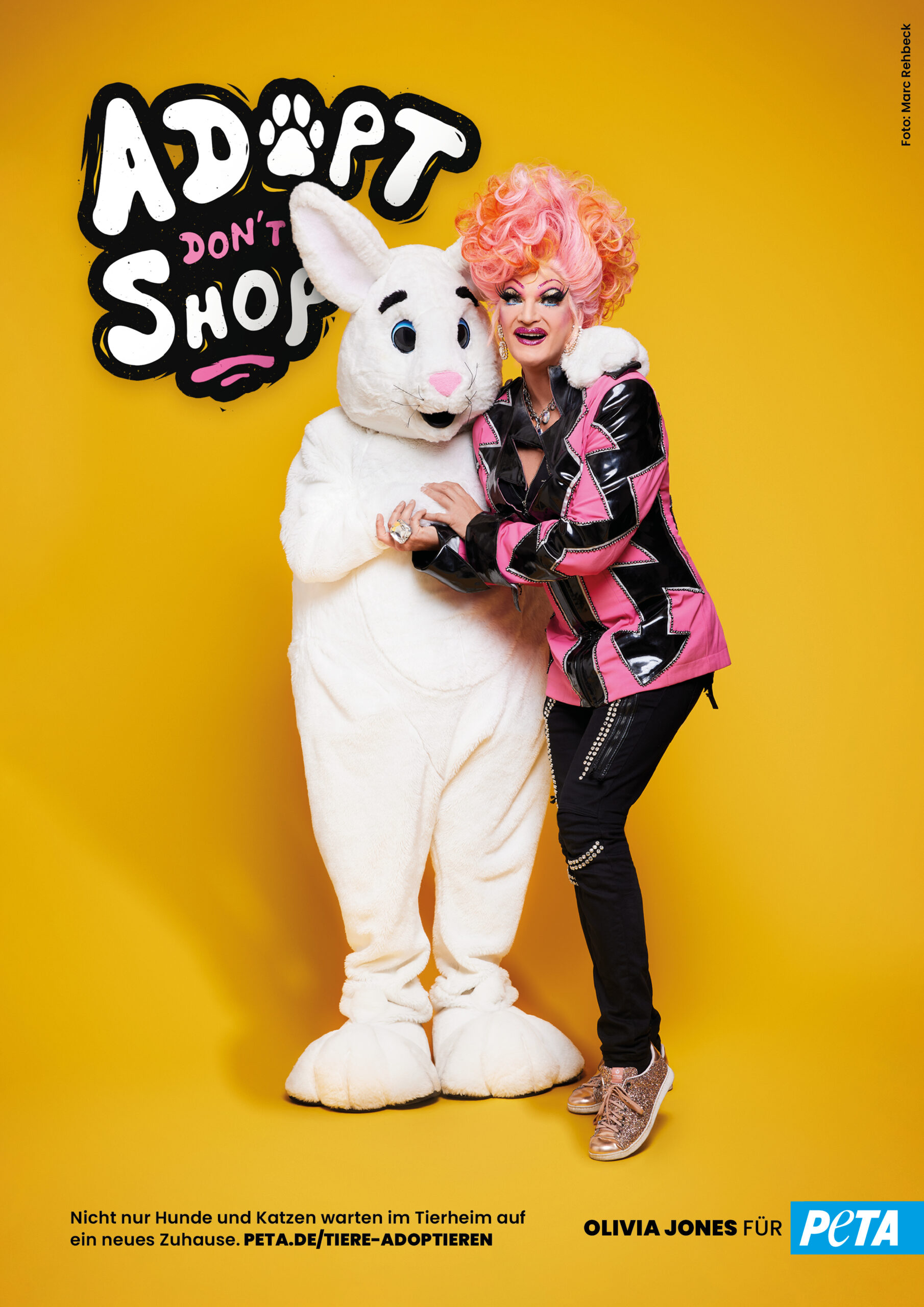 Olivia Jones kuschelt mit einem Plüsch-Hasen – Hintergrund ist eine Tierschutz-Kampagne.