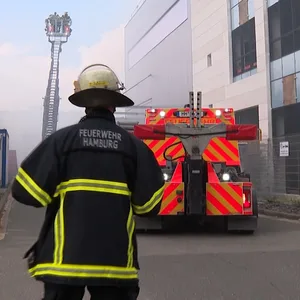 Die Feuerwehr musste mehrere Arbeiter mit einer Drehleiter vom Hallendach retten.