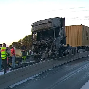 Der ausgebrannte Lkw auf der A39 bei Winsen.