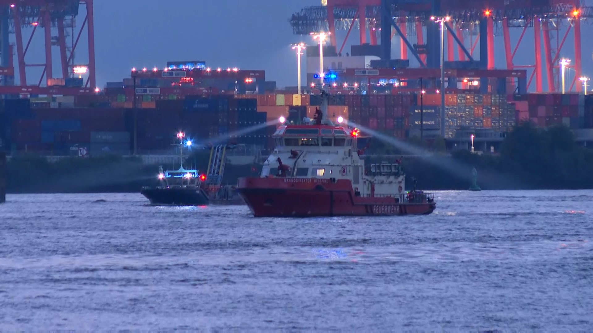 Rettungsschiffe suchen die Elbe nach einer vermissten Person ab