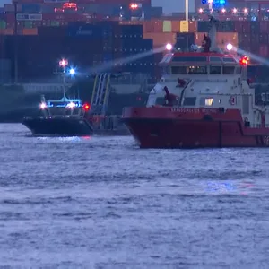 Rettungsschiffe suchen die Elbe nach einer vermissten Person ab