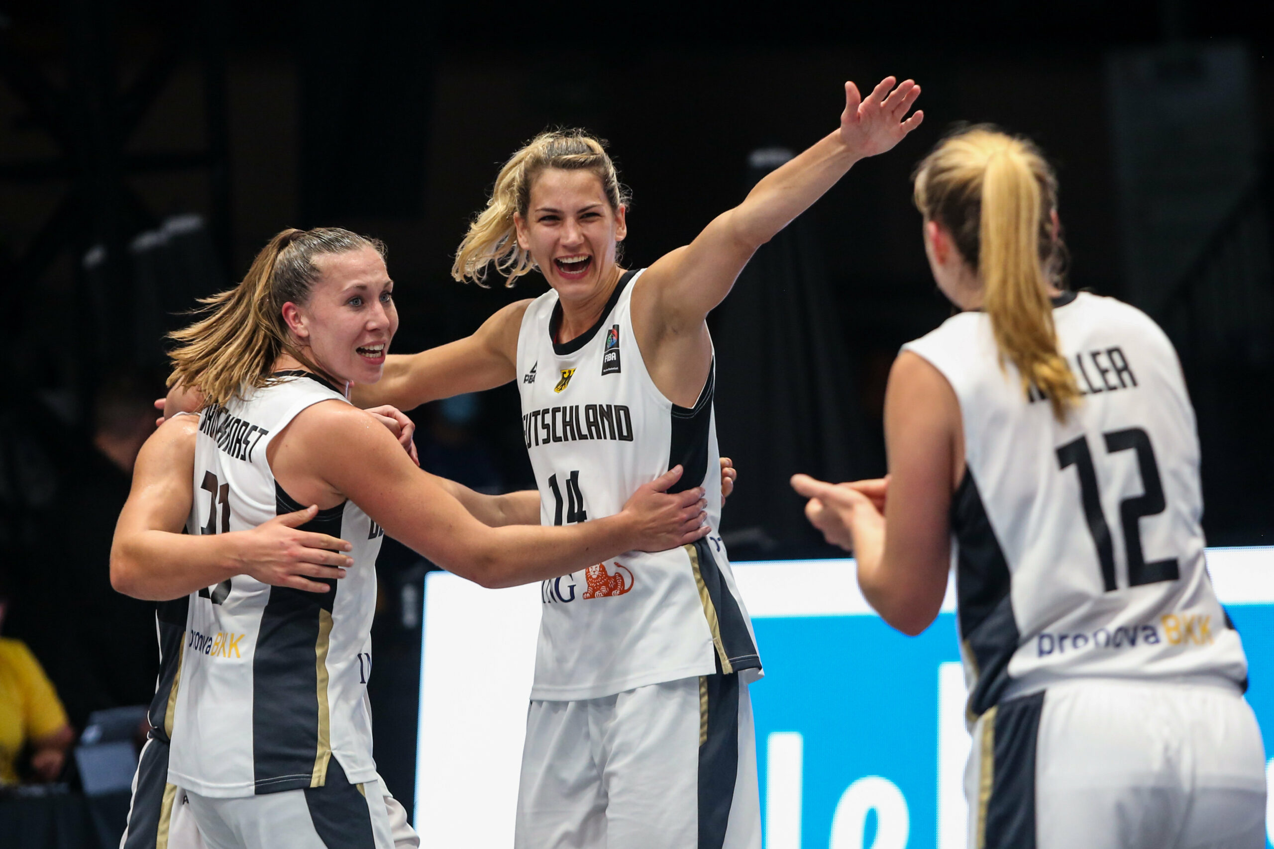 Sonja Greinacher, Katharina Müller, Svenja Brunckhorst und Luana Rodefeld feiern den Sieg