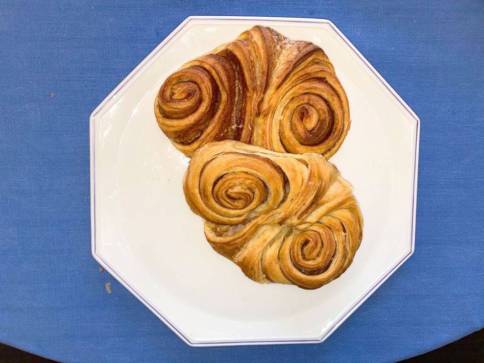 Franzbrötchen auf einem Teller