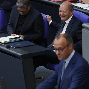 SPD-Bundeskanzler Olaf Scholz (hinten) wünscht sich Friedrich Merz (vorn) als CDU-Kanzlerkandidaten.