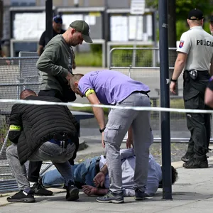 Polizisten nehmen einen Mann fest