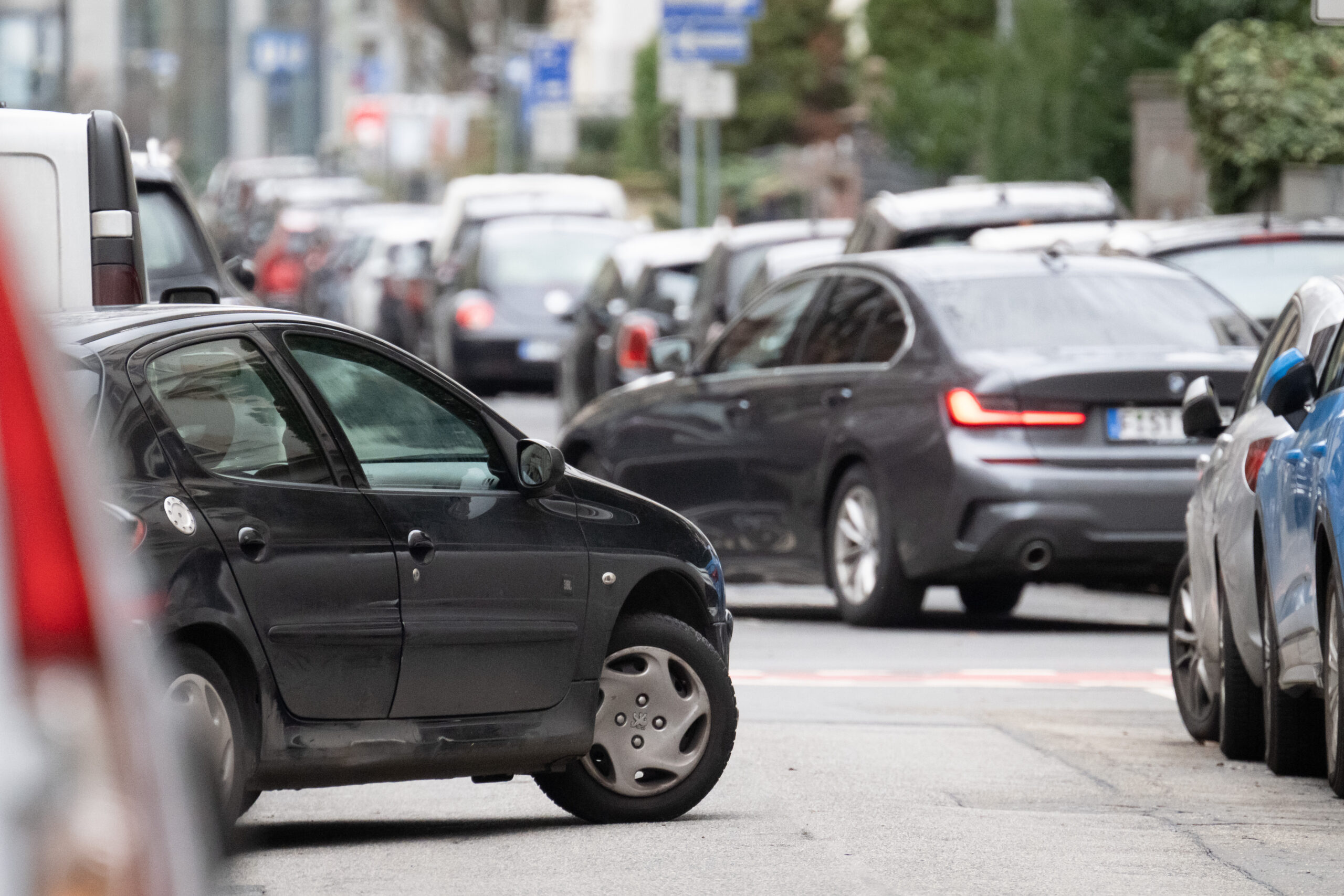 In Anwohnerparkgebieten gibt es weniger Unfälle im „ruhenden Verkehr“, also etwa durch Parkrempler – sagt der Hamburger Senat.