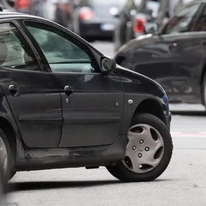 In Anwohnerparkgebieten gibt es weniger Unfälle im „ruhenden Verkehr“, also etwa durch Parkrempler – sagt der Hamburger Senat.