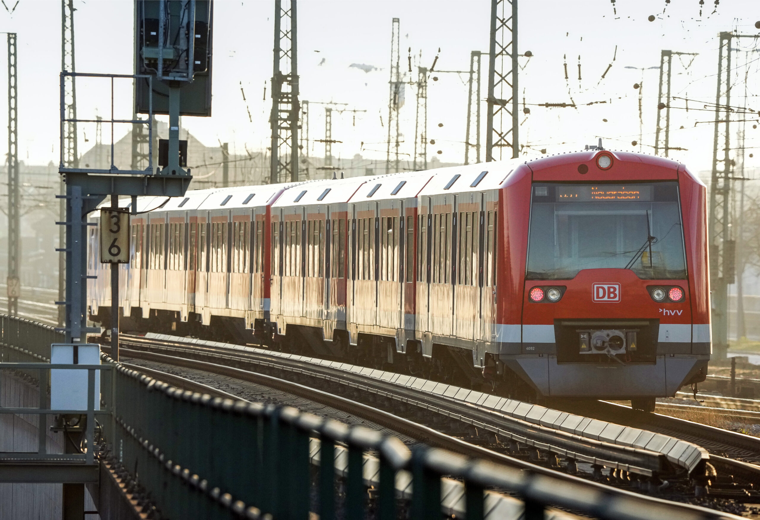 Eine S-Bahn in Hamburg (Symbolbild)