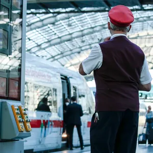 Ein Schaffner der Deutschen Bahn