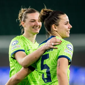 Alexandra Popp und Lena Oberdorf feiern zusammen einen Sieg