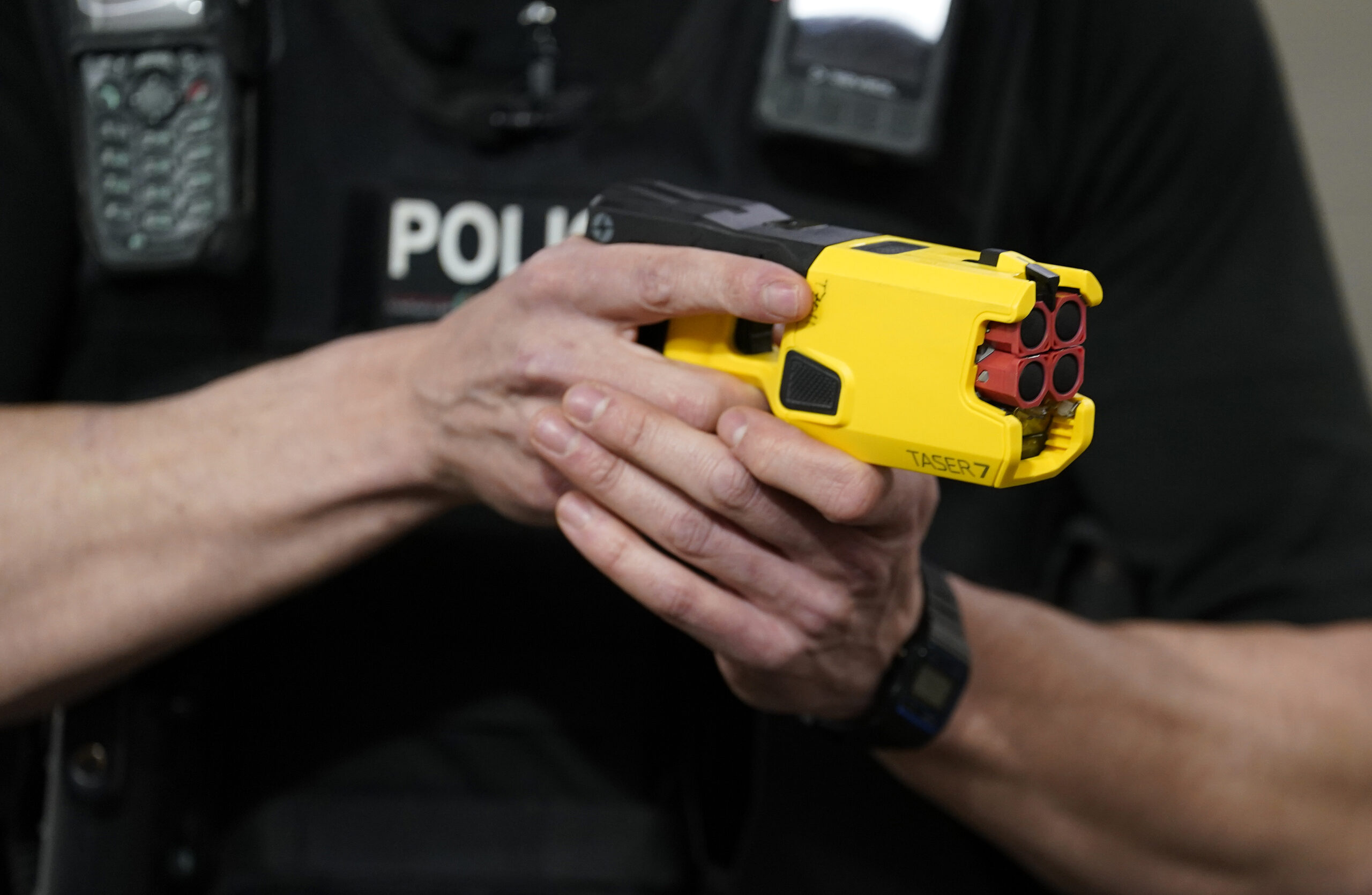 Ein Polizist mit einem Taser (Symbolbild).