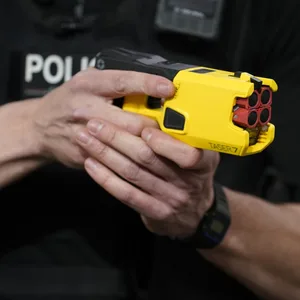 Ein Polizist mit einem Taser (Symbolbild).