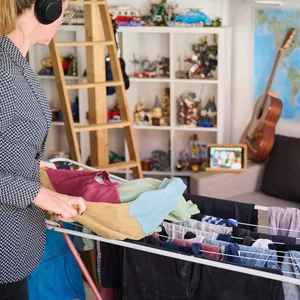 Wäscheständer in einem Zimmer