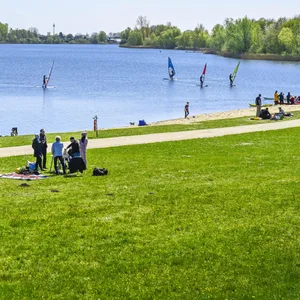 Schöner See mit Liegefläche