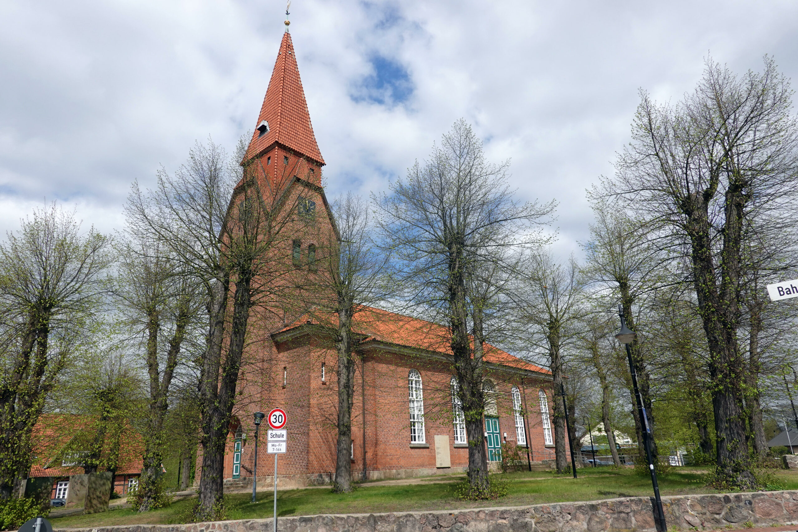 Die St. Michaelis-Kirche in Bienenbüttel, ein Rotklinkerbau mit einem Kirchturm
