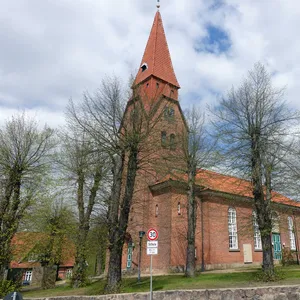 Die St. Michaelis-Kirche in Bienenbüttel, ein Rotklinkerbau mit einem Kirchturm