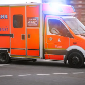 Ein Rettungswagen im Einsatz (Symbolbild).