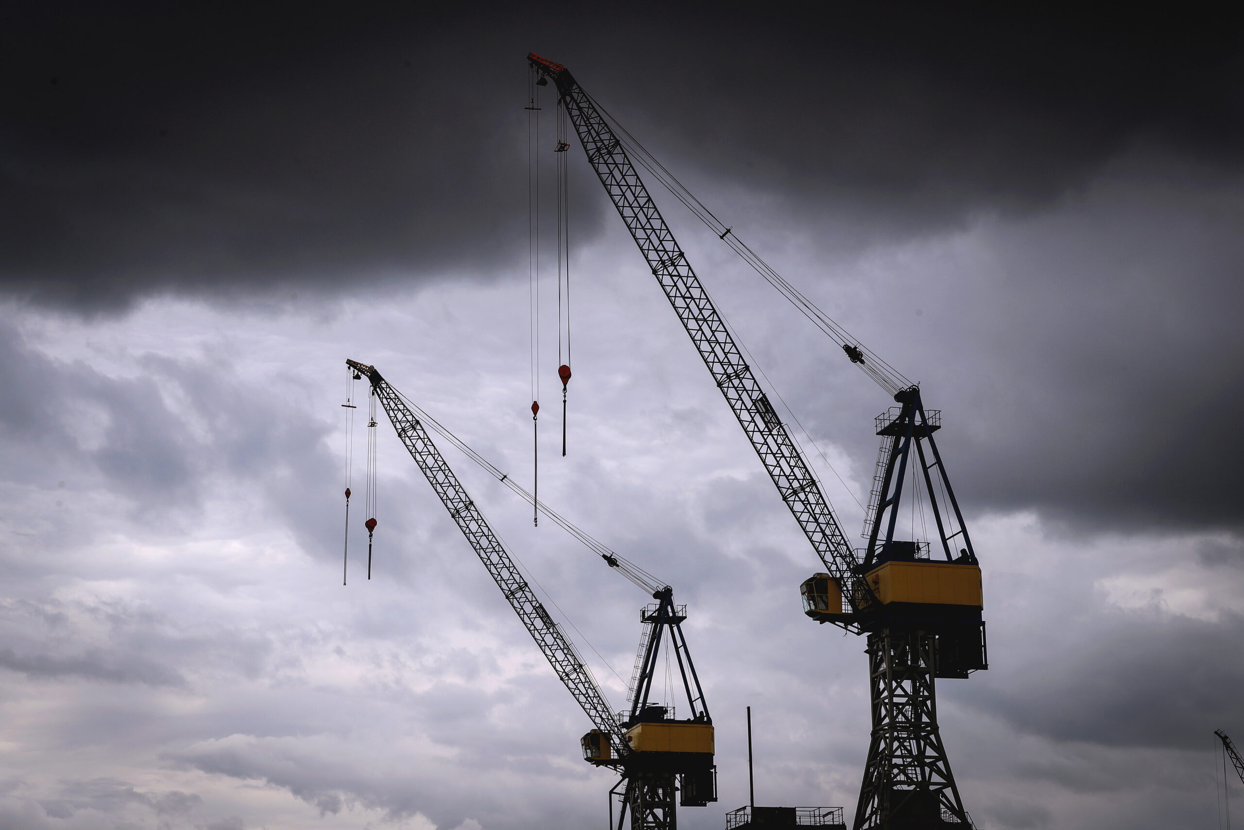 Dunkle Wolken über dem Hamburger Hafen. Am Mittwoch drohen Starkregen und Gewitter im Norden.