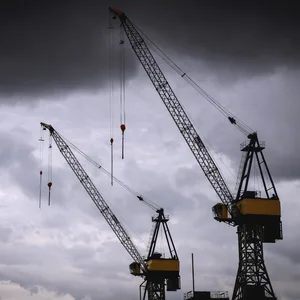 Dunkle Wolken über dem Hamburger Hafen. Am Mittwoch drohen Starkregen und Gewitter im Norden.