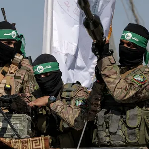 Hamas-Kämpfer posieren mit Waffen (Archivbild).