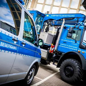 Zwei Einsatzfahrzeuge vom Kampfmittelbeseitigungsdienst (KBD) Niedersachsen.