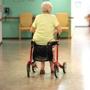 Eine Bewohnerin im Rollstuhl auf dem Flur eines Pflegeheims (Symbolbild)