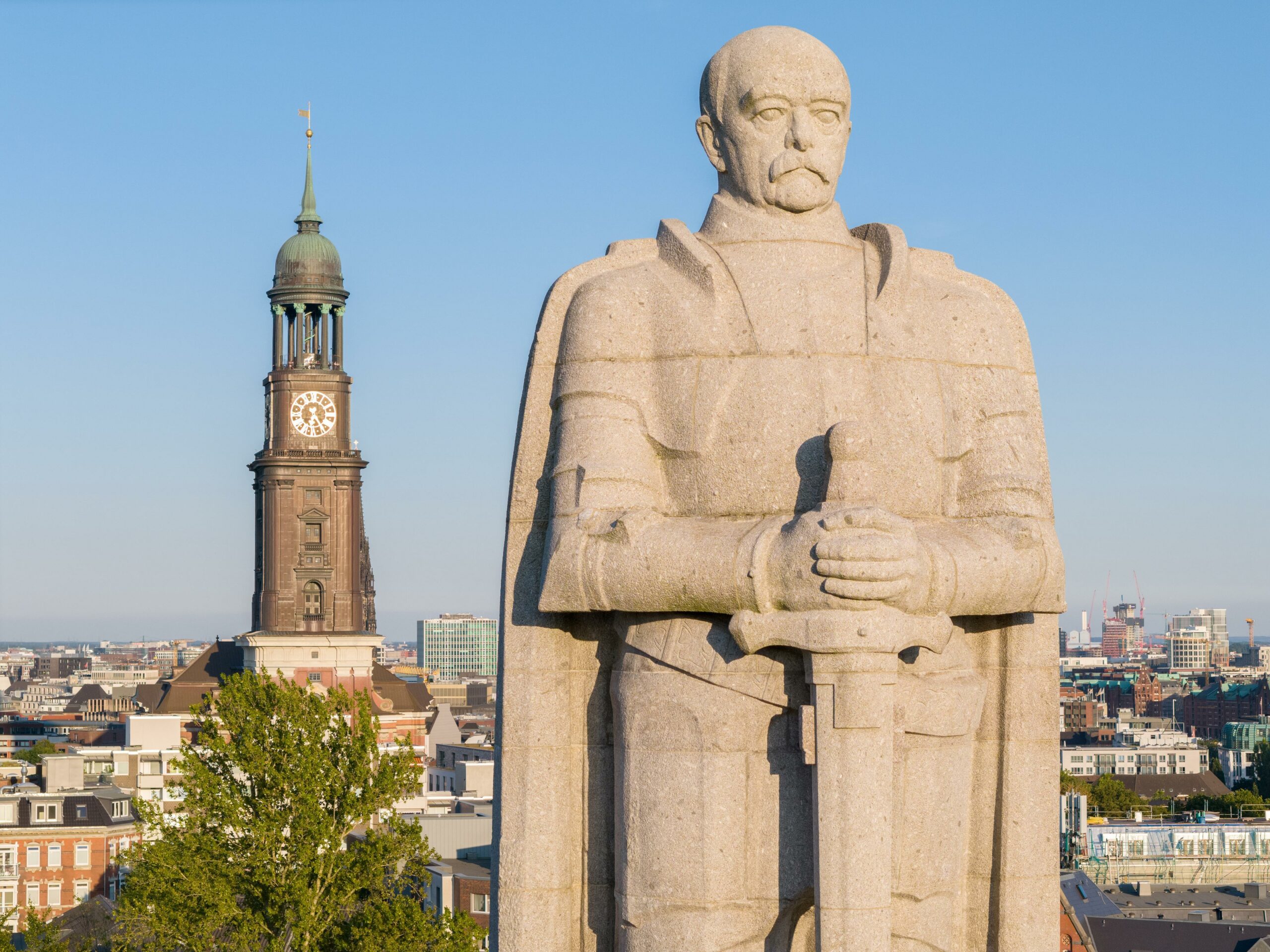 Über das Bismarck-Denkmal im Alten Elbpark wird seit Jahren gestritten (Archivbild).