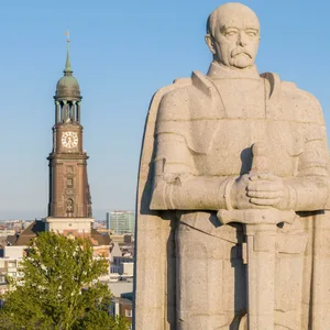 Über das Bismarck-Denkmal im Alten Elbpark wird seit Jahren gestritten (Archivbild).